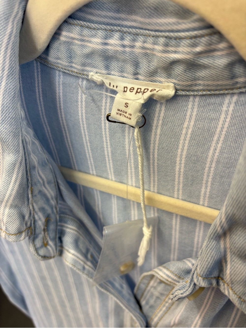 Cute button up - Picture 3 of 4